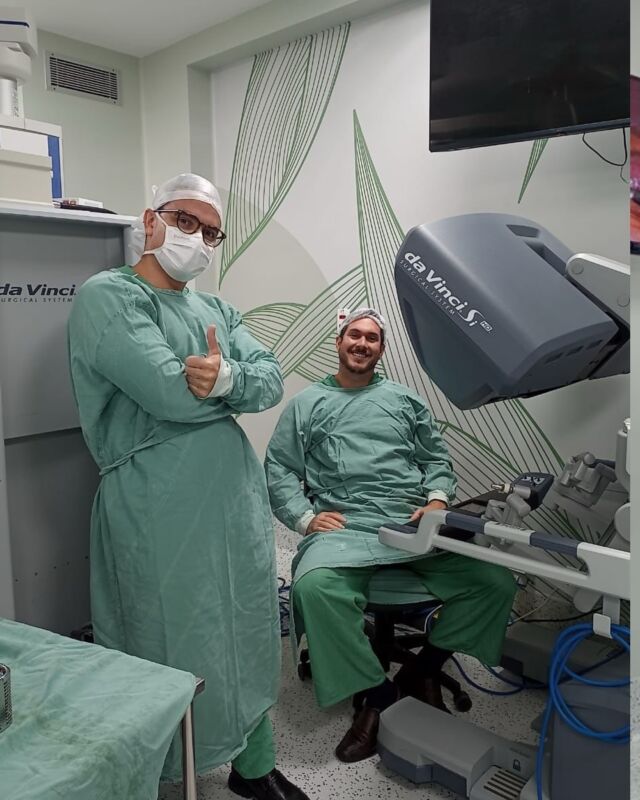 📍Registro do último fim de semana em Salvador-BA para mais uma sessão de proctoria em cirurgias robóticas complexas com os amigoas @rafaelnascimentoj e @drmarcelofalcao 🙏🏻Obrigado pela confiança e parceria! Parabéns pelos casos, pacientes altamente beneficiados por esse time show! Obrigado a toda equipe de anestesia e enfermagem do Hospital Santa Izabel! @drvitorgibara @solisolucoesemsaude @strattner.br @millacalmon @silasbrasil01 @enfa.larissacerqueira